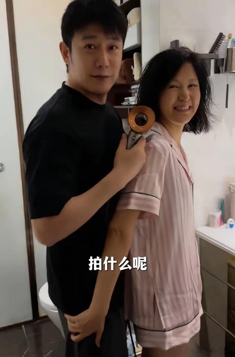 贝儿对妹妹小叶子说：“你信不信，妈妈吹风机响3秒，爸爸就会出现。”结果就是都没用