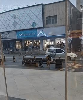谁能给我解答下这姑娘是咋了，这么大雨也不找地方躲躲？