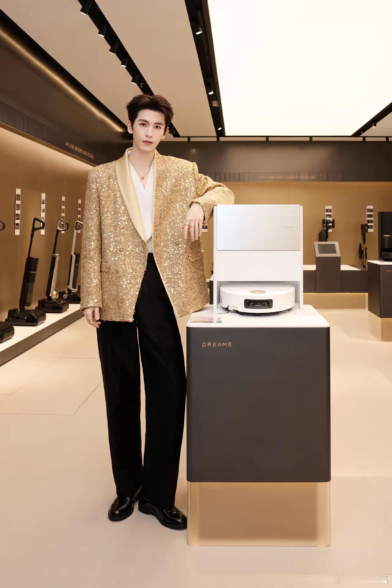 张凌赫非常感谢闺蜜张凌赫一袭鎏金质感西装亮相追觅科技全场景智能空间，在冷调科技感