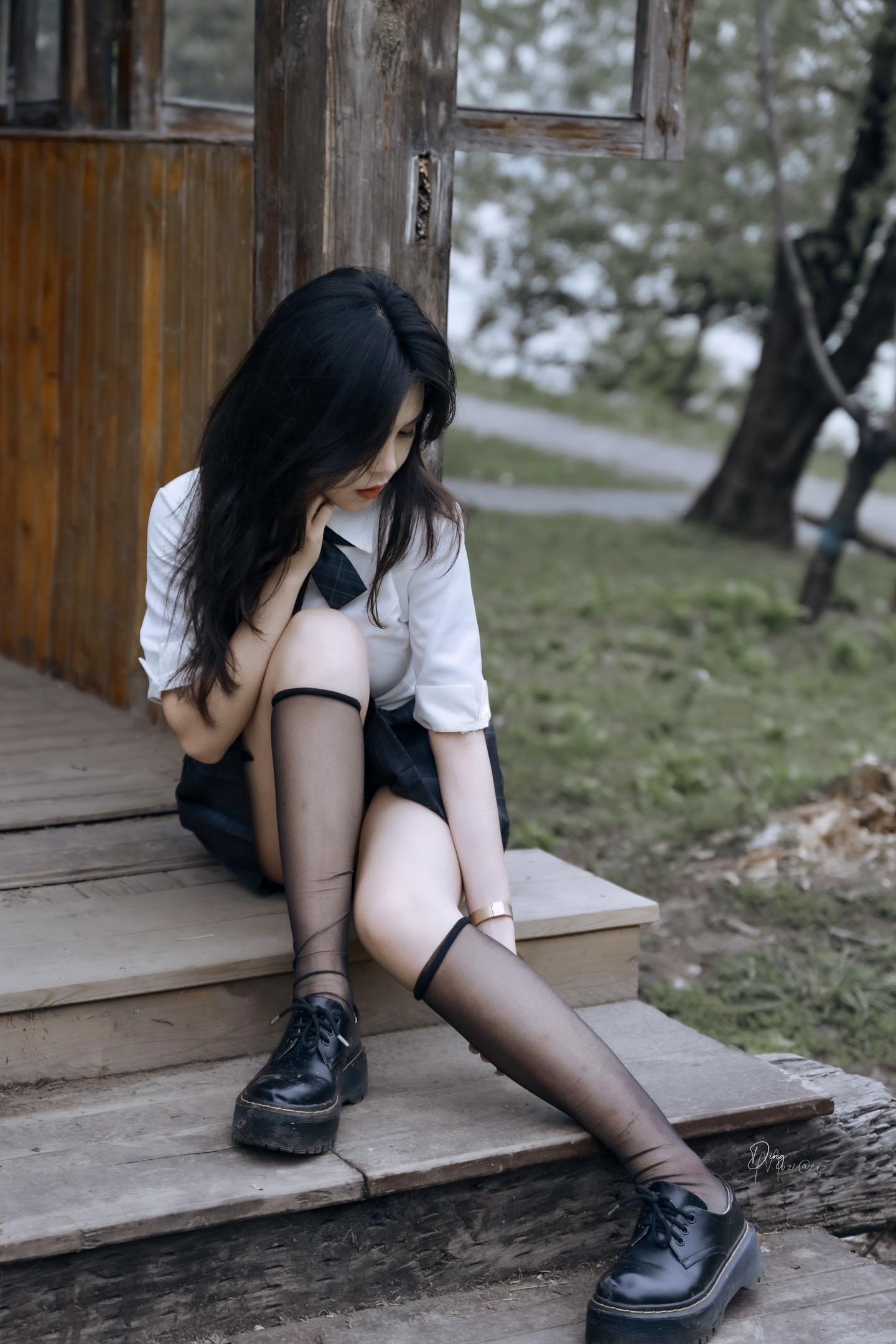 每个夏天都漫长｜少女潮湿的心。《jk少女情绪零碎》
我在夏天认识你，又在夏天与你别离，
就像夏天的阳光必然灿烂无比，
而夏天的骤雨也都是乌天黑地。
摄影师：丁子墨
模特： 
拍摄地点：武汉 江滩 小木屋
拍摄器材：佳能6D2   24-70镜头