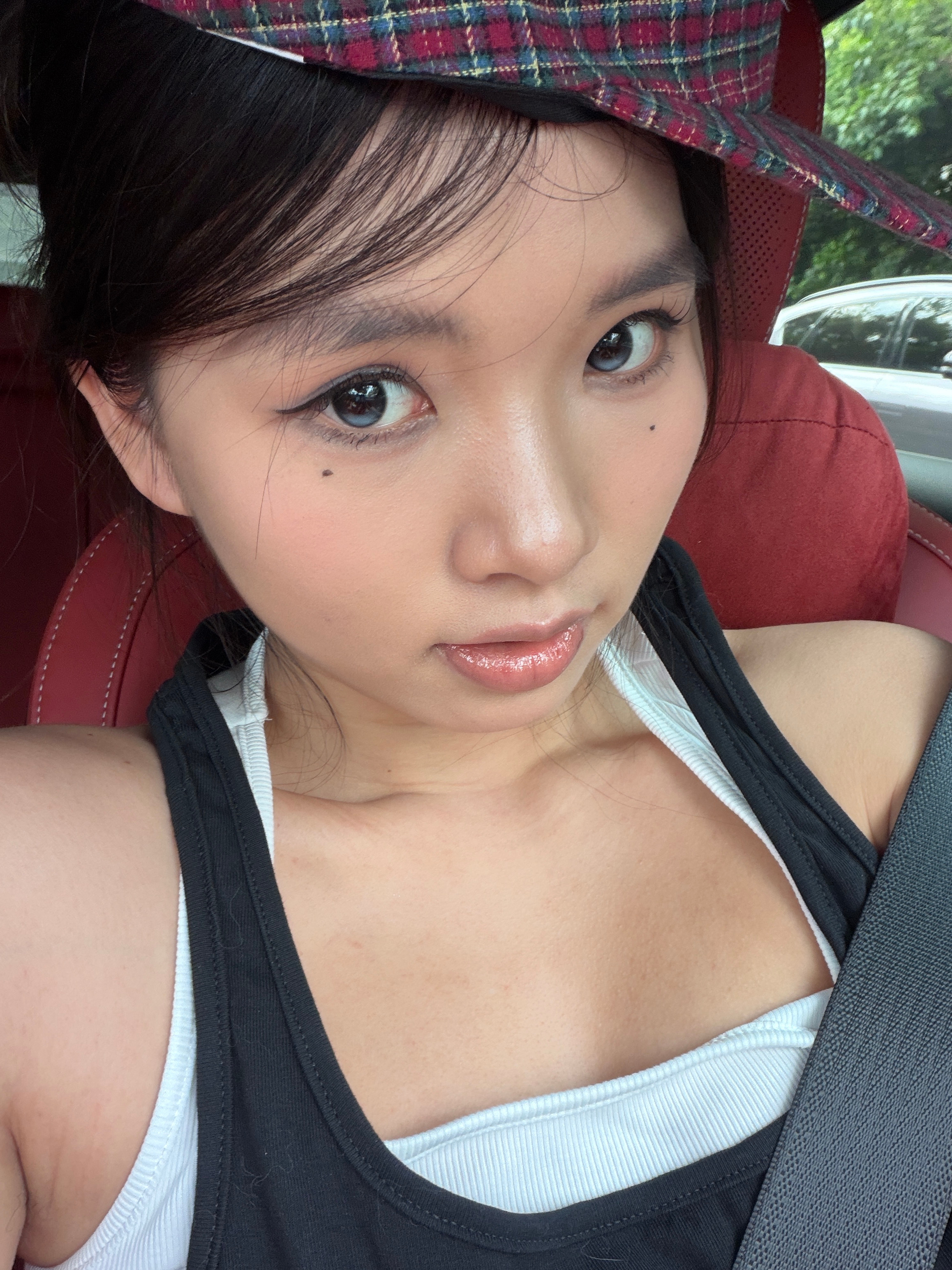我真牛 在这么抖的车上带美瞳 ​​​