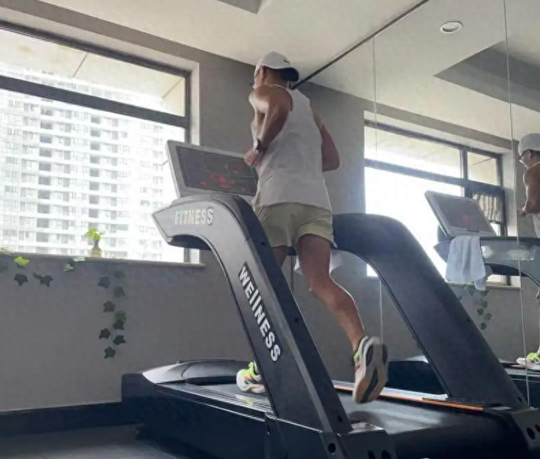 盛夏高温持续，闷热不透气的普通运动鞋难以满足日常出行需求，兼顾散热、轻量化与缓震