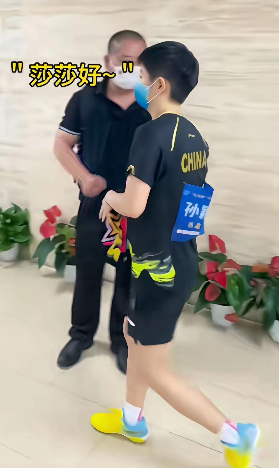 大叔的幸运
是见到了莎莎
一声：
“莎莎好！”
是大叔心里开出的花🌺

善解人