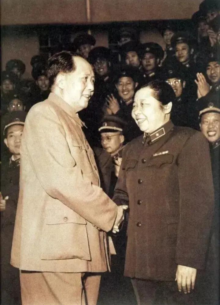 在历史的长河中，有一幅画面震撼人心：毛主席与新中国首位女将军李贞亲切握手，照片中