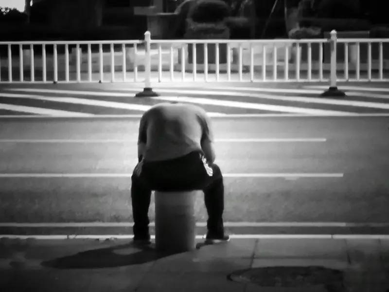 人生最大的无奈，从来不是“犯了错”，是“明知是错，却只能继续”的清醒。