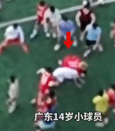 青少年足球本是培养拼搏精神、体育礼仪的赛场，参赛选手都是未成年孩子，就算比赛中有