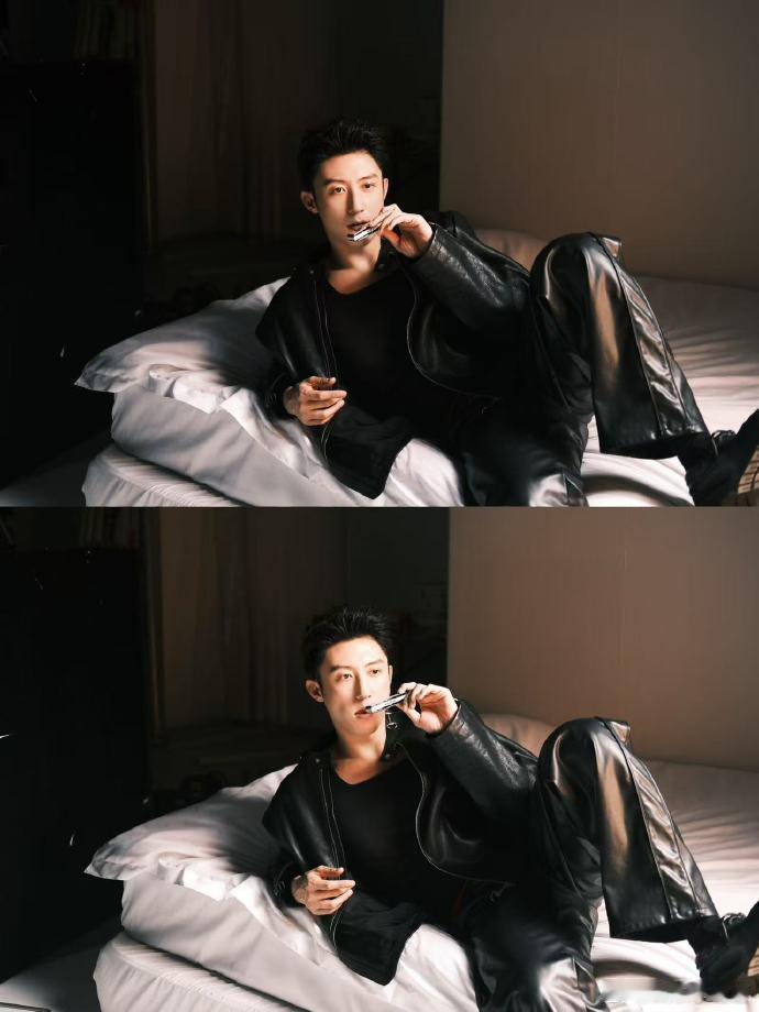 黄景瑜哪不好看黄景瑜的颜值没有任何死角，直播里的他举止从容，五官周正有型，身材比