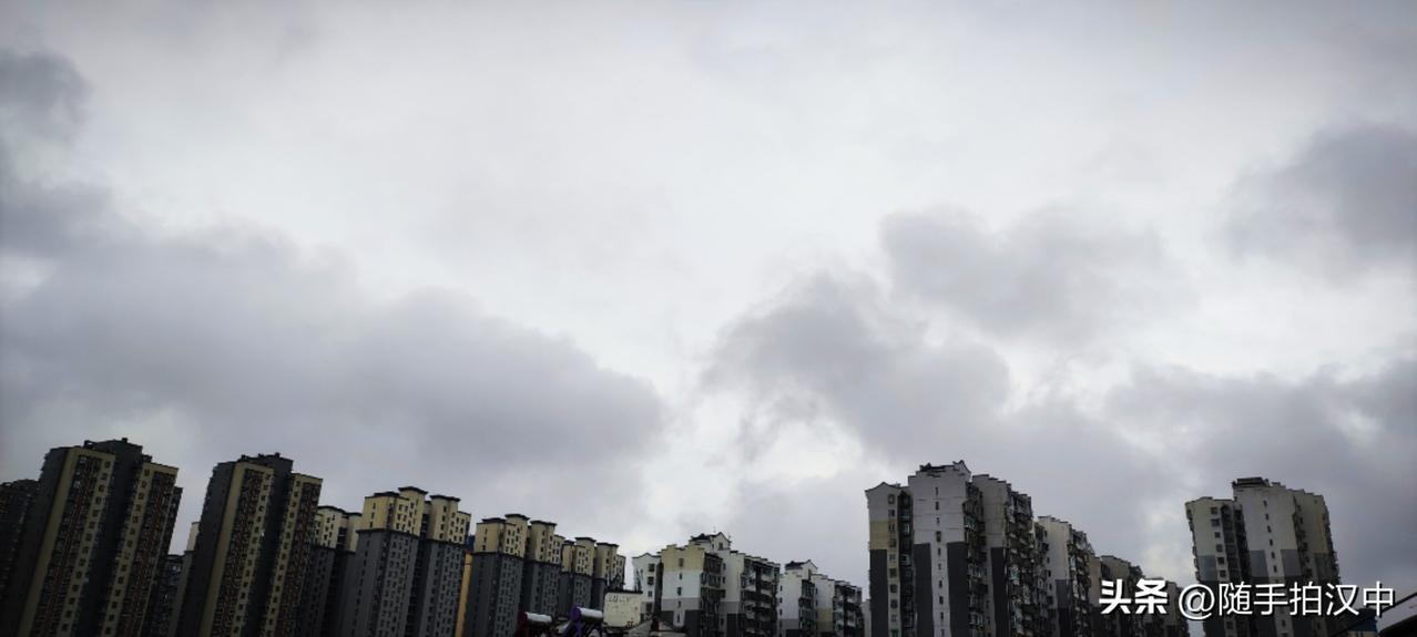 集卡领红包雨水停了，三月到了，空中的云层飘过，春风化雨。祝我们的生活被浇灌满爱与