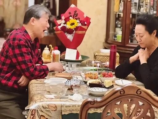 北京著名演员王丽云七十大寿当天，前夫赶来庆生，不光带来一把备用钥匙，还帮着女儿车