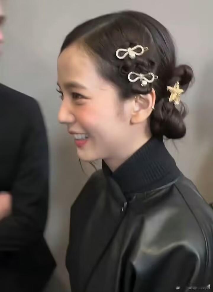 金智秀出席巴黎时装周 出席巴黎时装周的金智秀，太美啦 