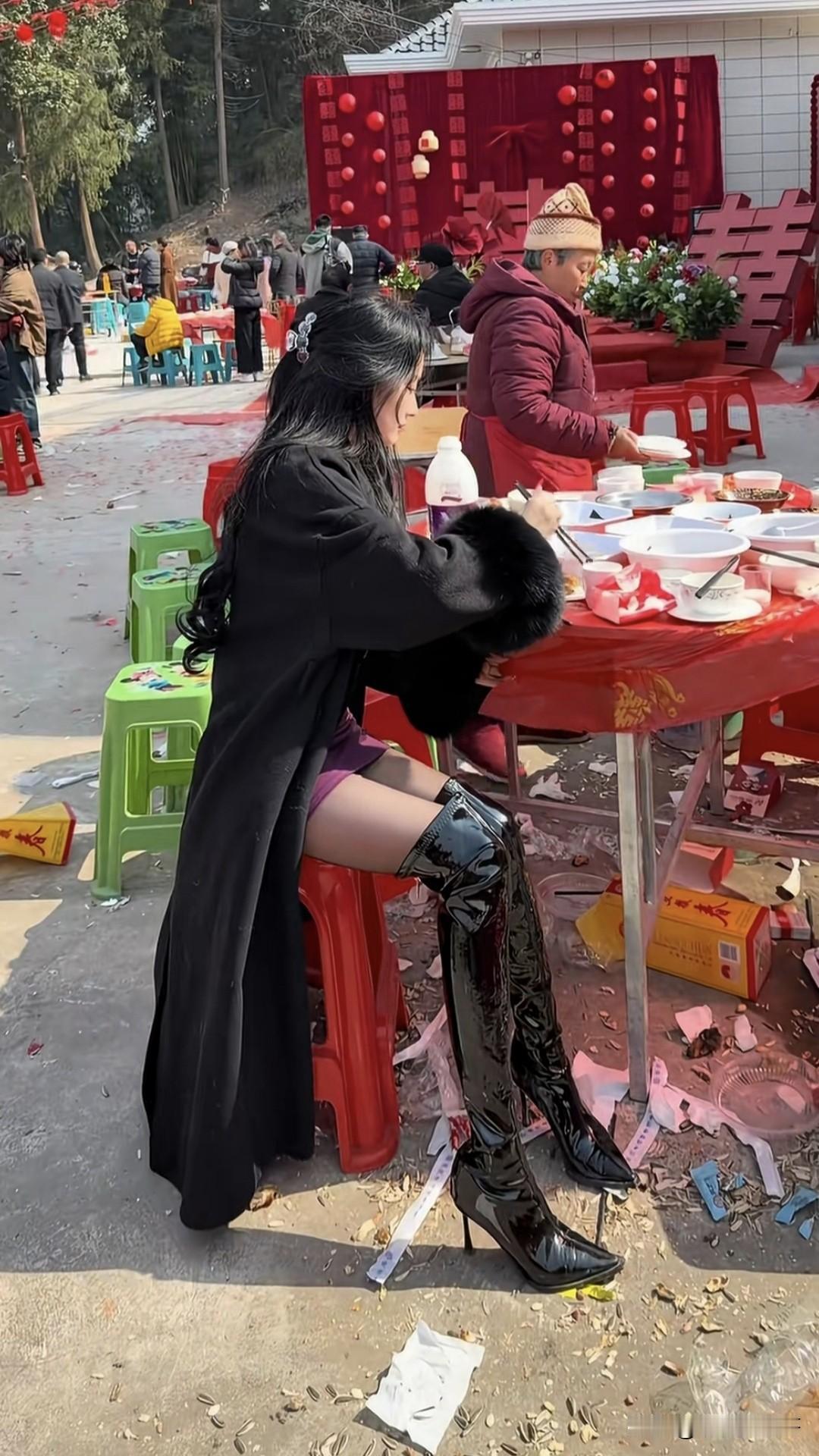 这样来参加婚礼不怕抢新娘子的风头吗？