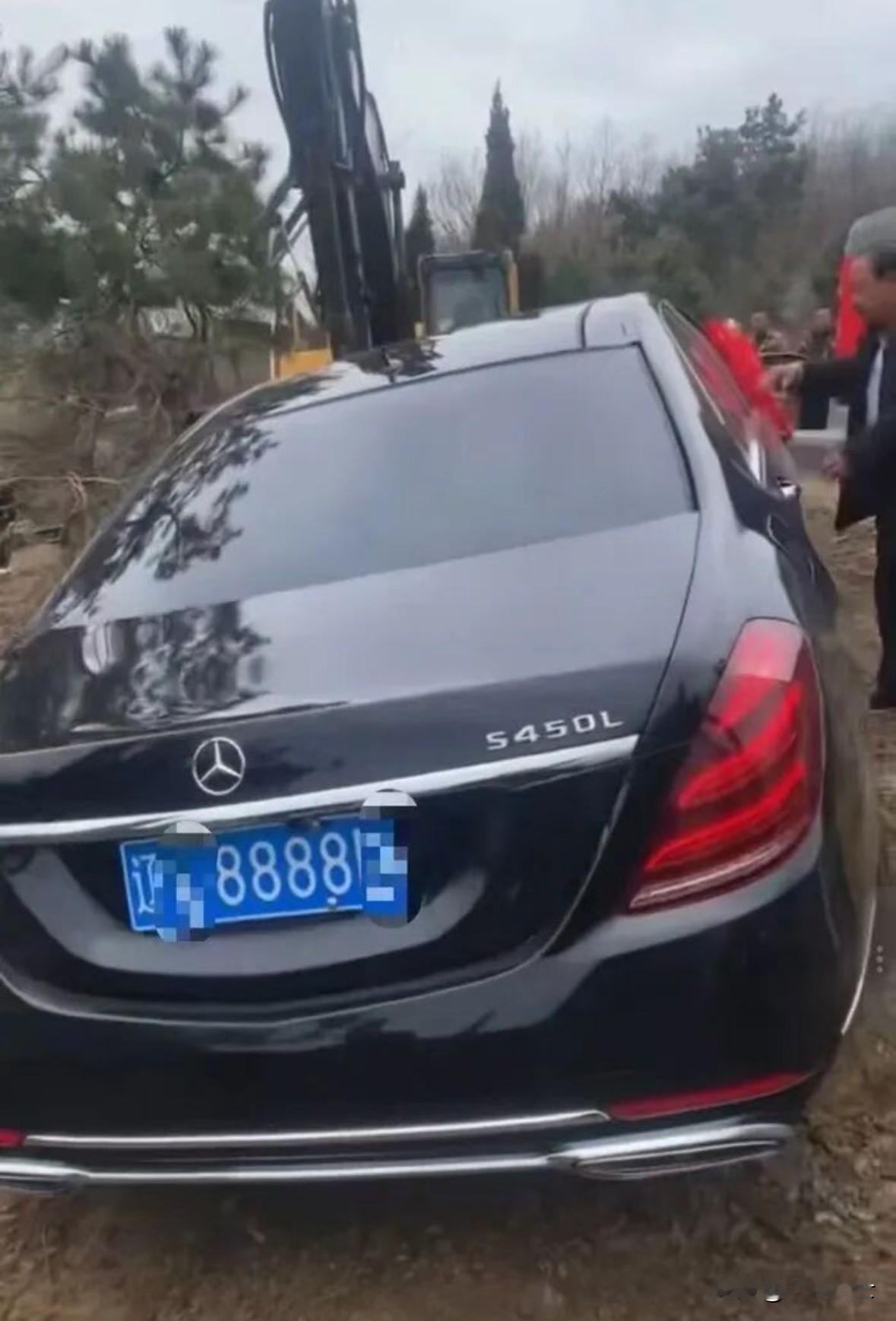 奔驰车当陪葬品？近日辽宁辽阳一场疑似“奔驰S450L陪葬”的葬礼视频在网上引发热