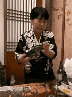 笑翻天了！阿姨秀逆天倒酒神技，评论区狂赞“女版酒神”！网友：这操作，男人看了都沉