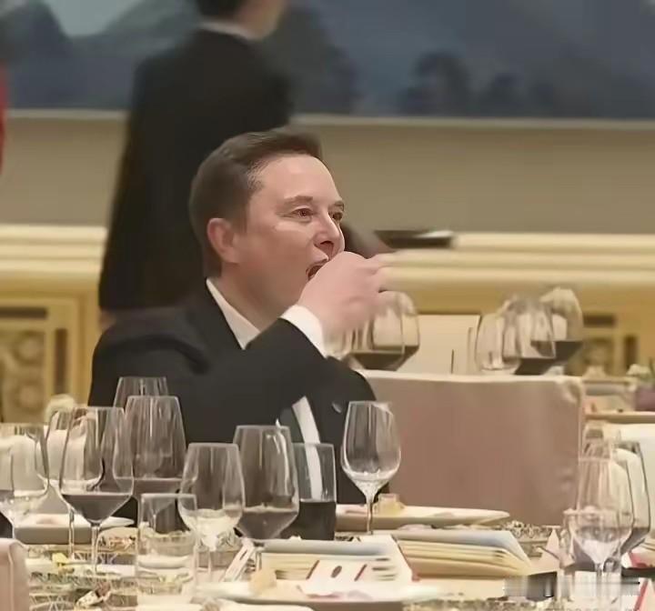 马斯克宴会上偷啃凉菜被当场抓包，三名红衣服务员反应太有意思
 
谁能想到，身价顶