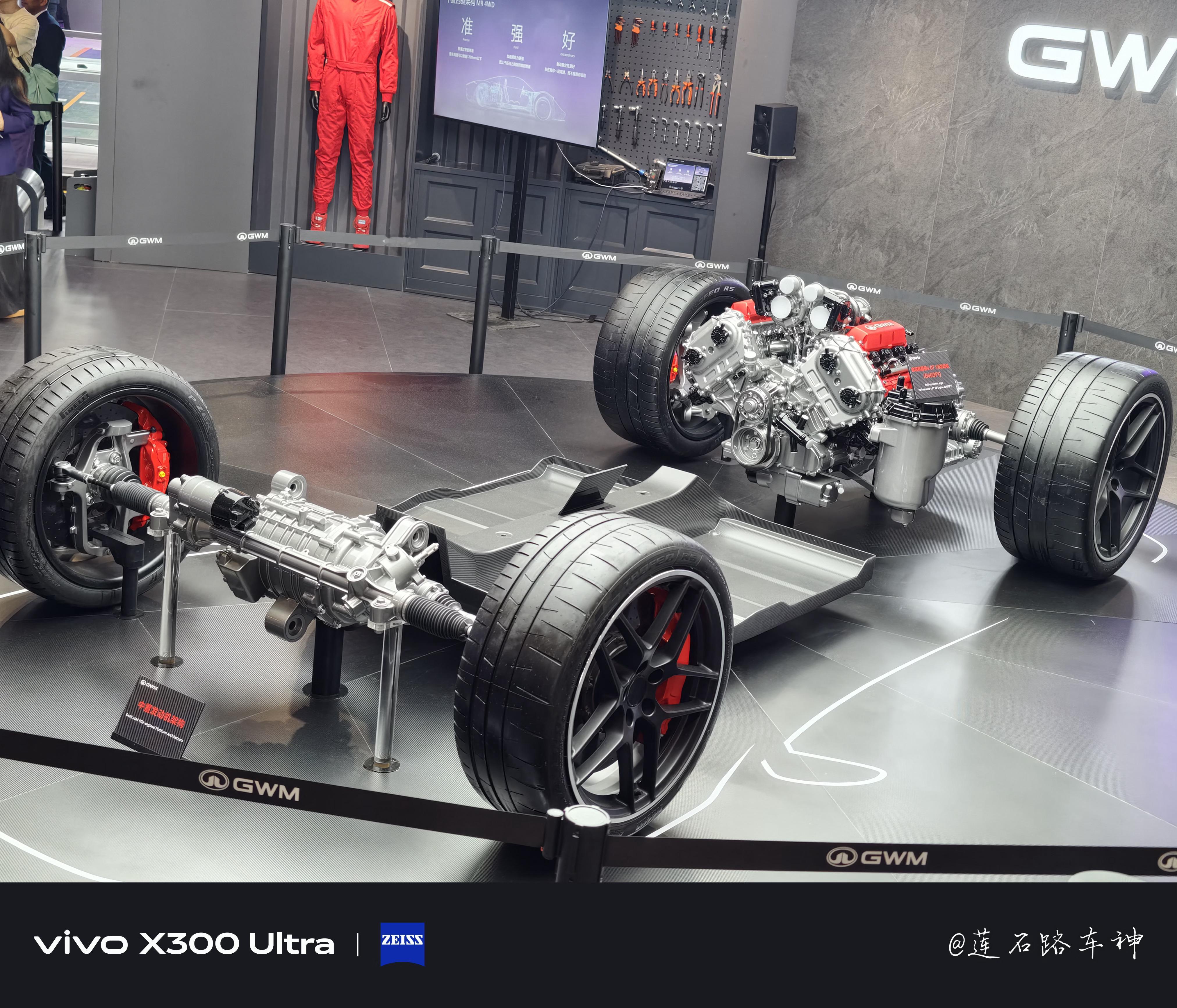 魏总身边这位前辈有认识的吗？这位是万钢前辈，他是推动中国新能源汽车从无到有、从小