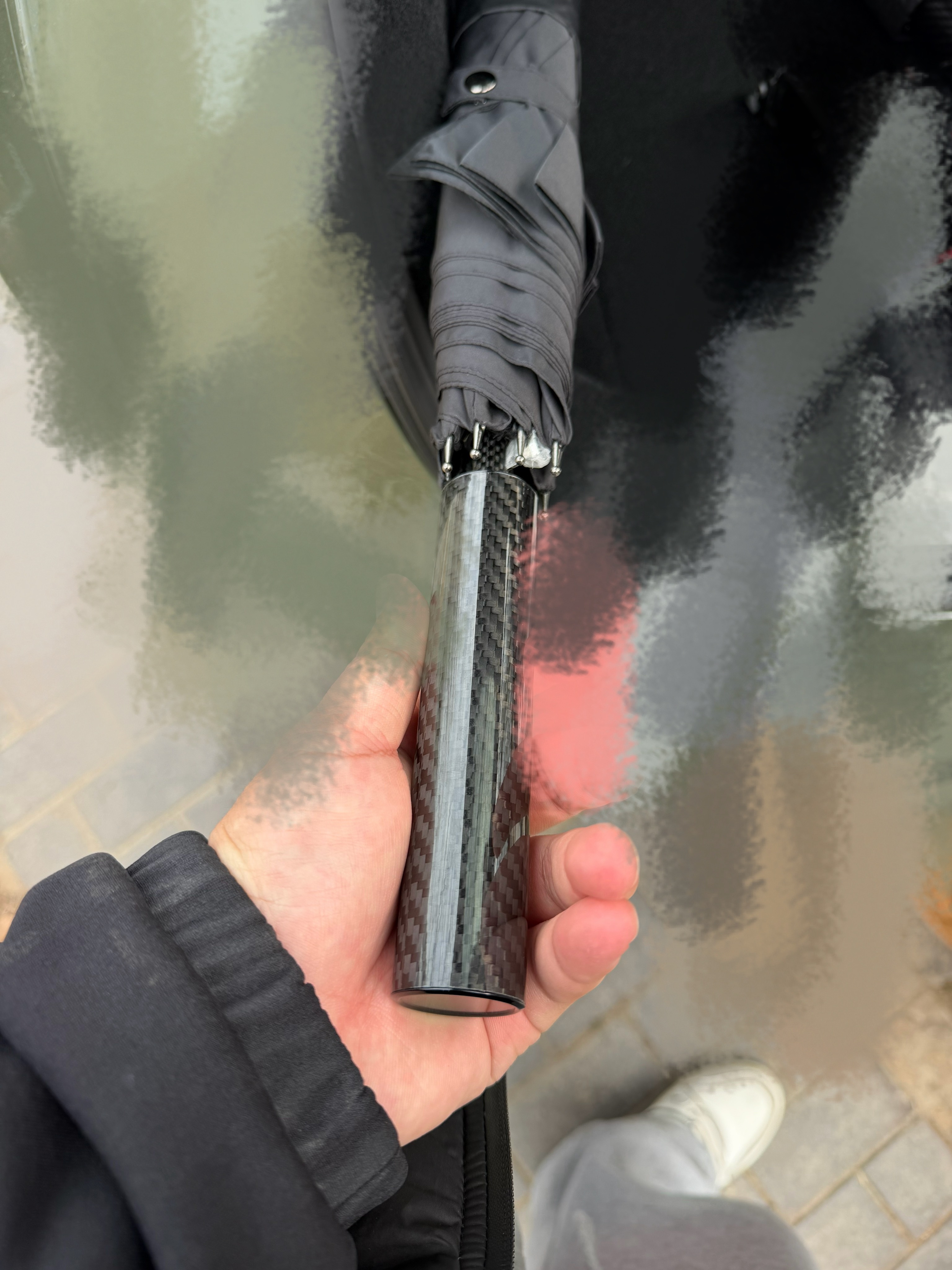 我靠，这雨伞这么奢侈碳纤维的把、碳纤维的杆、连撑伞面的支杆都是碳的做的真的精品大