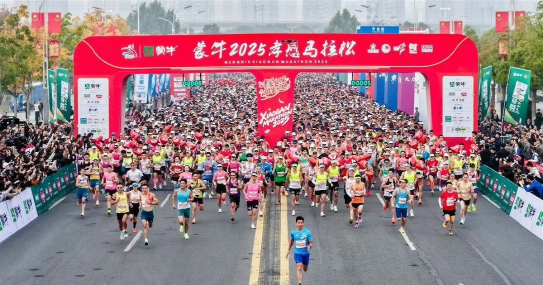 更多蒙牛牛奶 更多健康动力蒙牛百城马拉松  蒙牛牛奶为运动蓄力，2025年的跑马