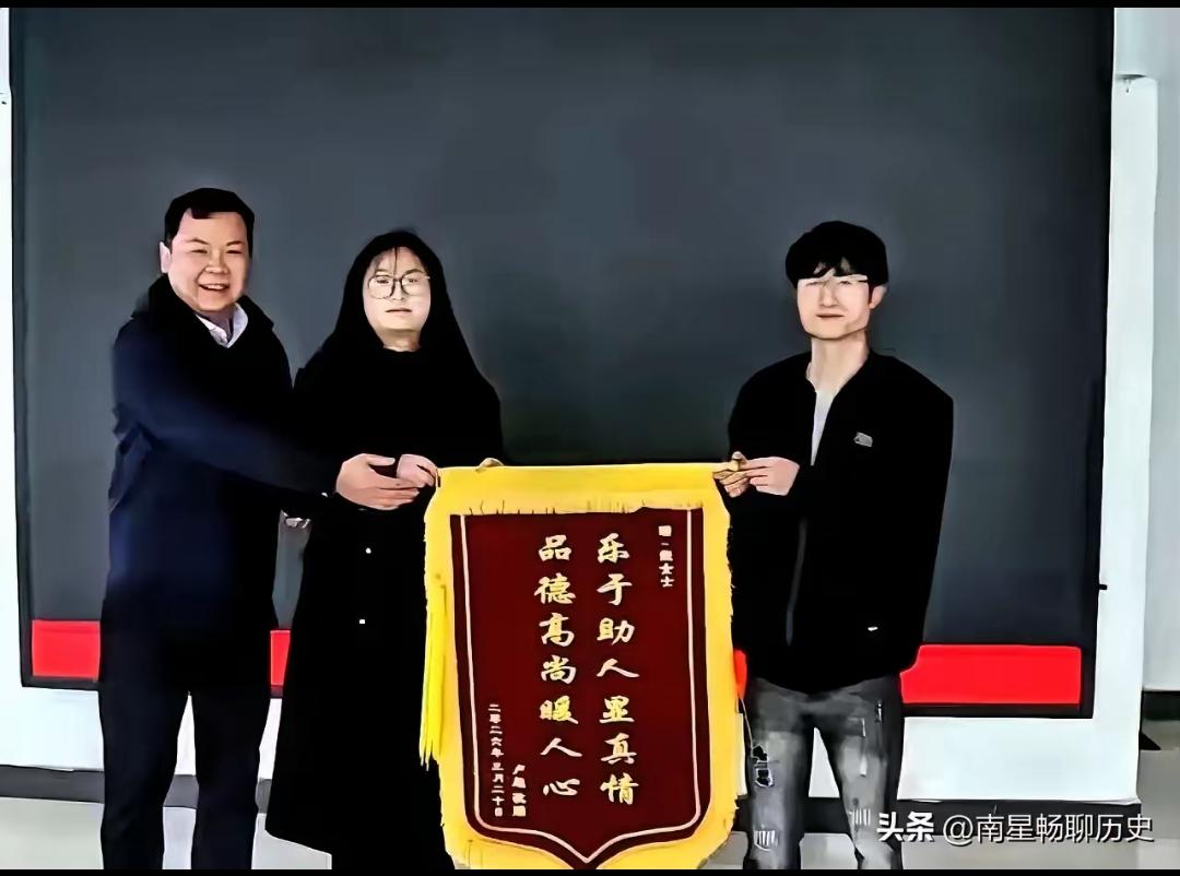 [“微风]湖南，一网约车司机在接单途中突发疾病，于是他向后座的女乘客求助，没想到