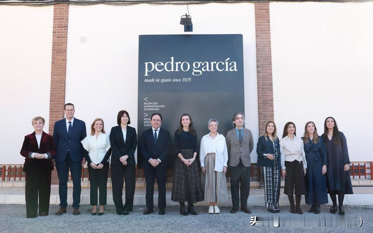 莱蒂齐亚王后参观有百年历史的制鞋工厂，上紧下宽松的穿搭，简约出彩，简简单单的一个