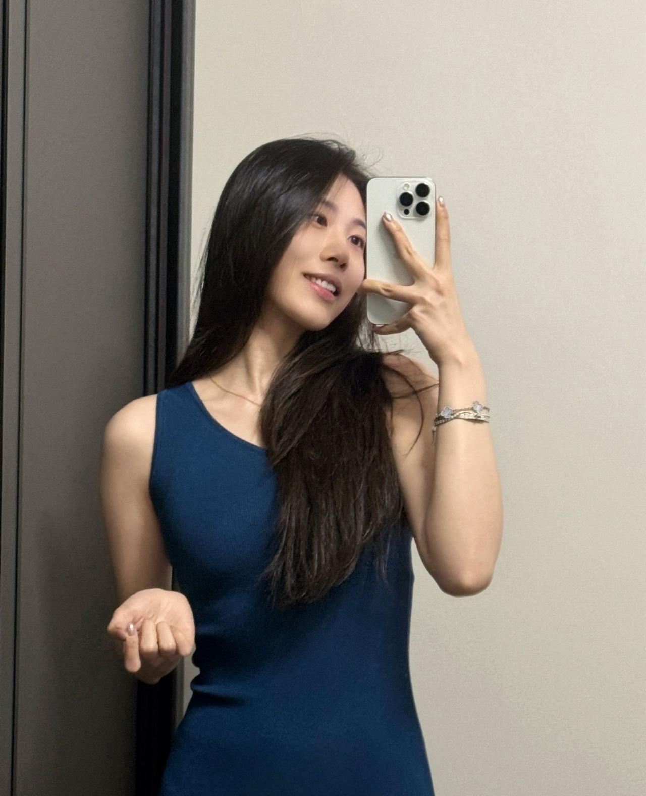 一个人在家睡不着
夜深得发沉，窗外只有路灯漏进一缕昏黄。躺在床上数羊数到羊群走失