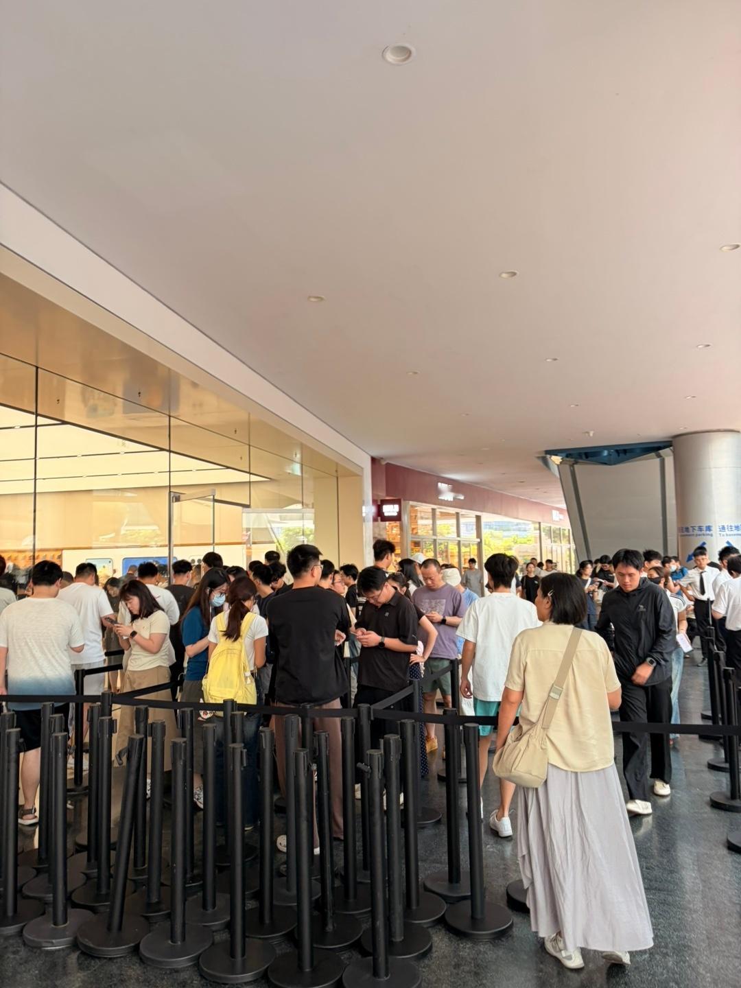本来想去苹果店试一试新款的Apple Watch，看到这场面，我就不凑热闹了，过
