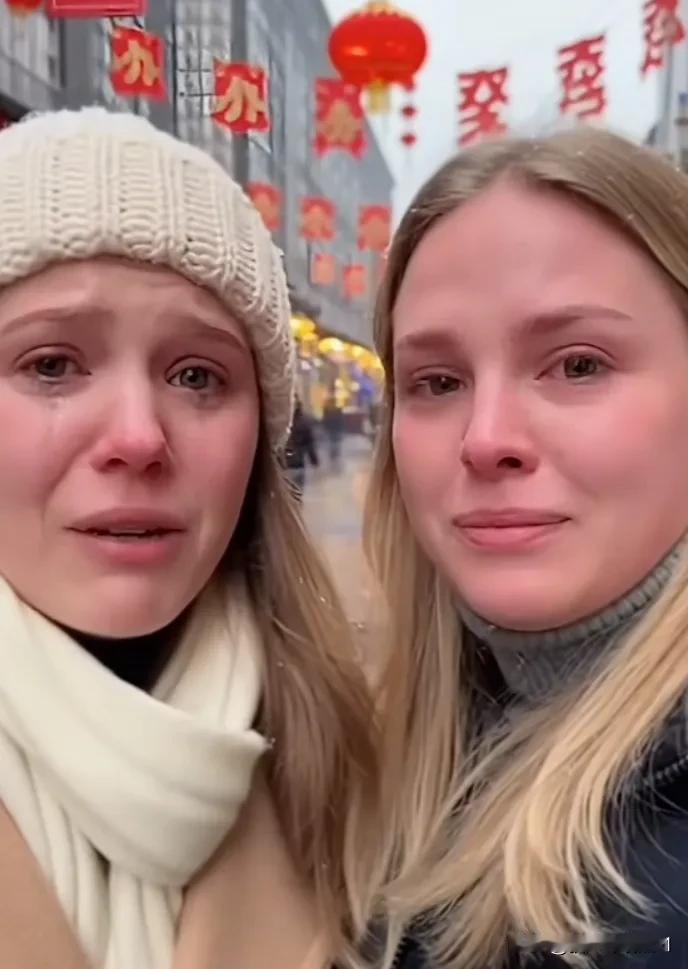 两位乌克兰美女在大街上对着镜头用中文哭着说：“因为战争，家人都在不了，我们来到中