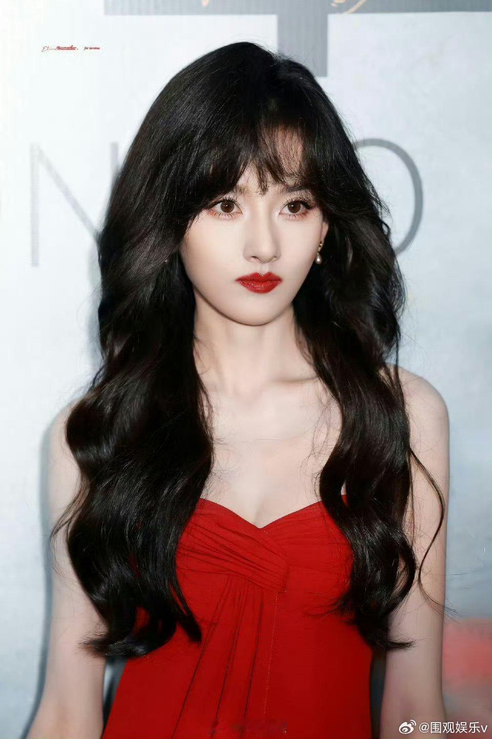 宋祖儿红唇大波浪宋祖儿第二套港风红裙 我去，美的好两眼，港风完全就是祖儿的舒适区