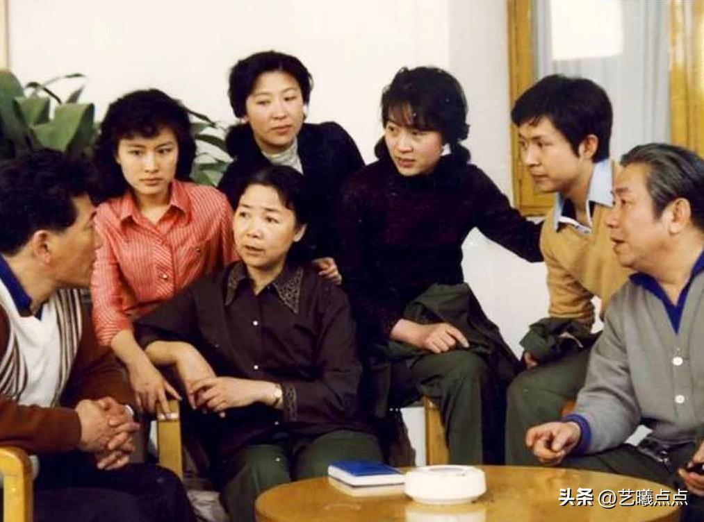 上世纪八十年代初，新老演员的同框画面太有意义了！
一边是电影《党的女儿》里的田华