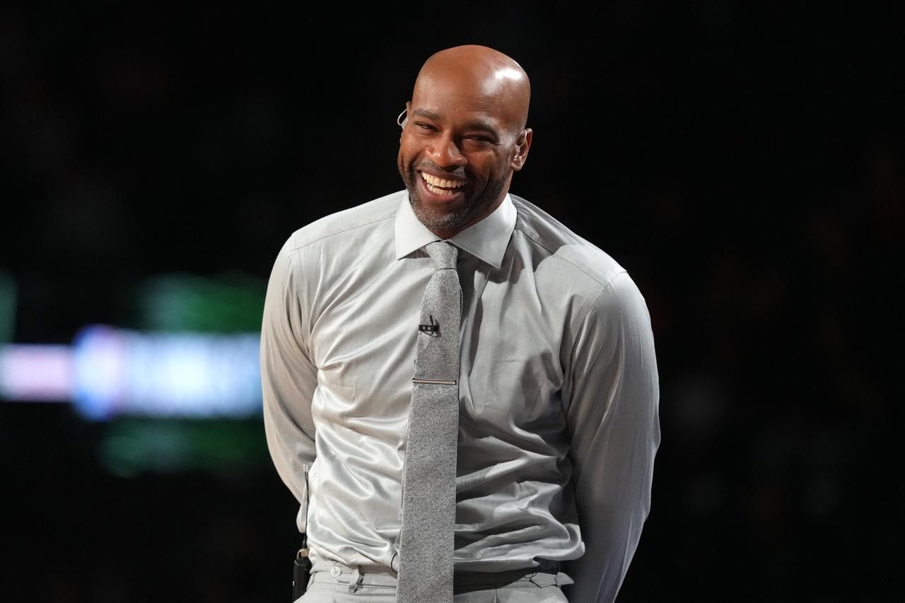 这哥们真强呀！42岁年龄段拿到NBA联盟得分王。老詹能做到吗？
   传奇扣篮王