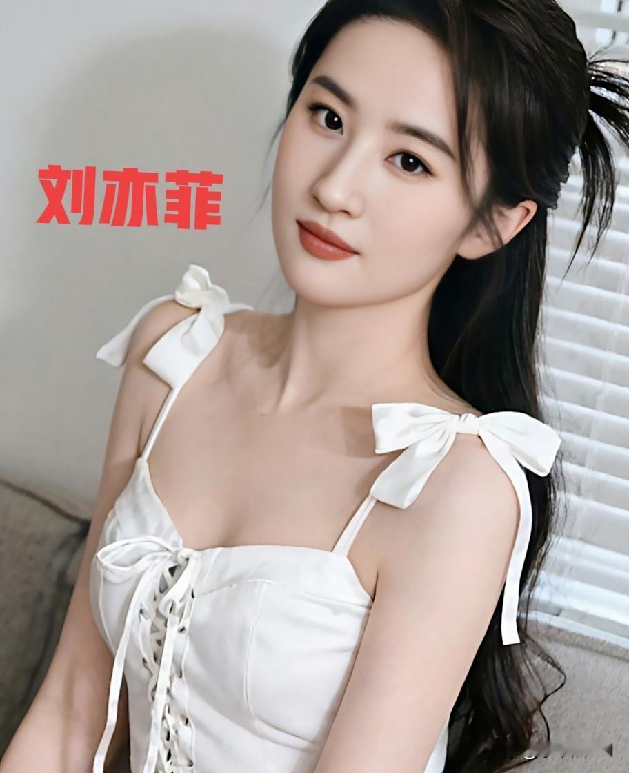 刘亦菲这造型也太美了！[比心][比心]白色抹胸裙在灯光下闪得我移不开眼，卷发温柔