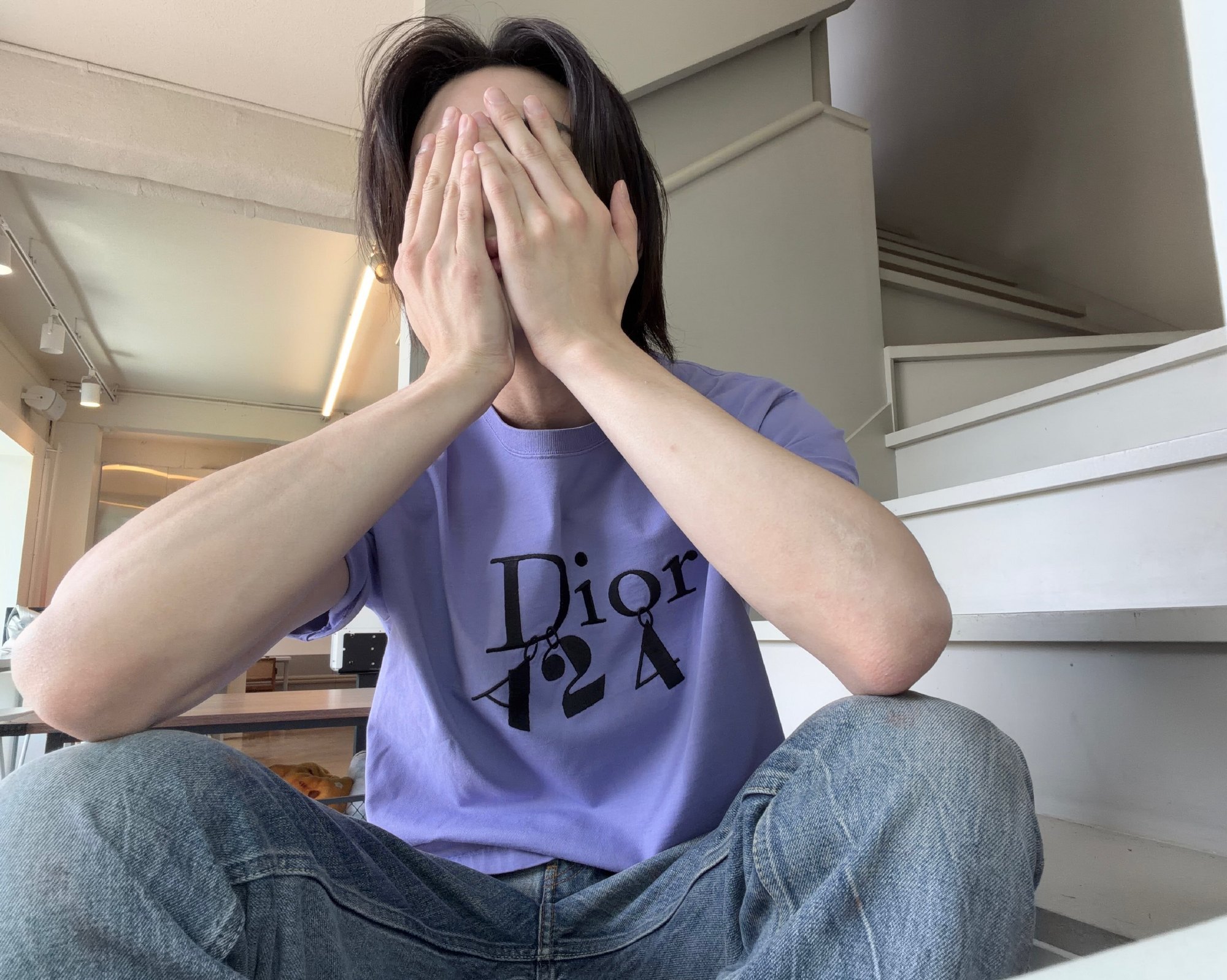 很喜欢凝一些 手肘和指关节都是粉粉的 没什么色素沉淀手臂上也没有毛 皮肤够白这种