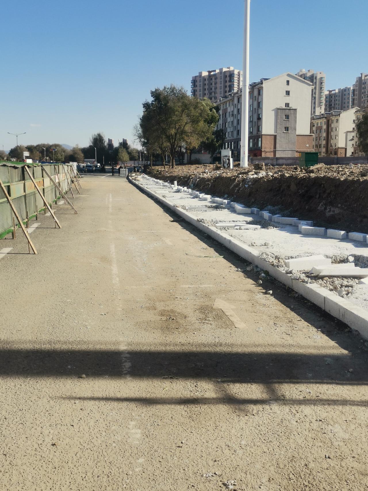 吉林市新城大路连接线工程即将竣工，目前只差人行步道铺设方砖。

今天周末休息，我