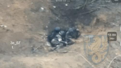 1名受伤的俄军士兵试图自我“去军事化”，但又下不了决心，一直磨磨蹭蹭，最后子弹还