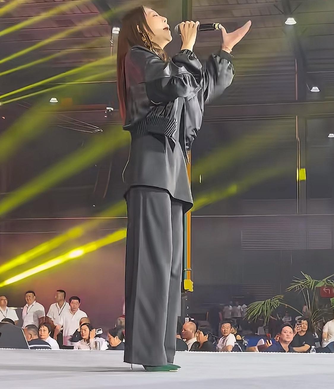 杨子一在矿山晚会上演唱时的一幕