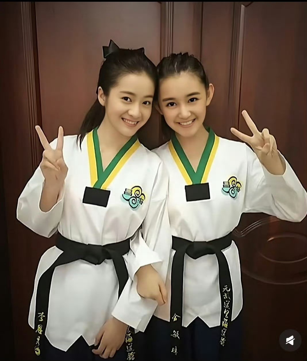 刷到了张雪迎和蒋依依的新合照昌海道馆姐妹花从小美到大！ 