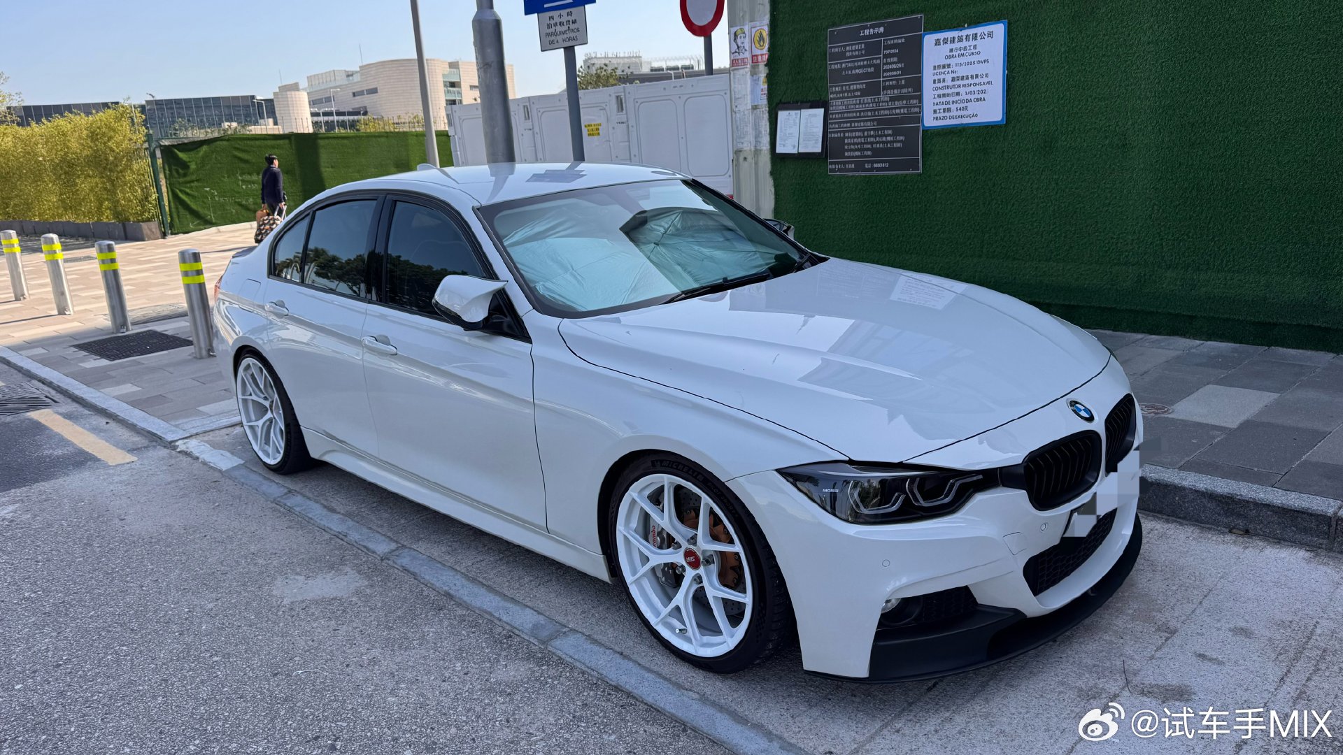 白色车搭白色rim，干净整洁！最近买的几台车我都想换几个新颜色的rim银色原装的