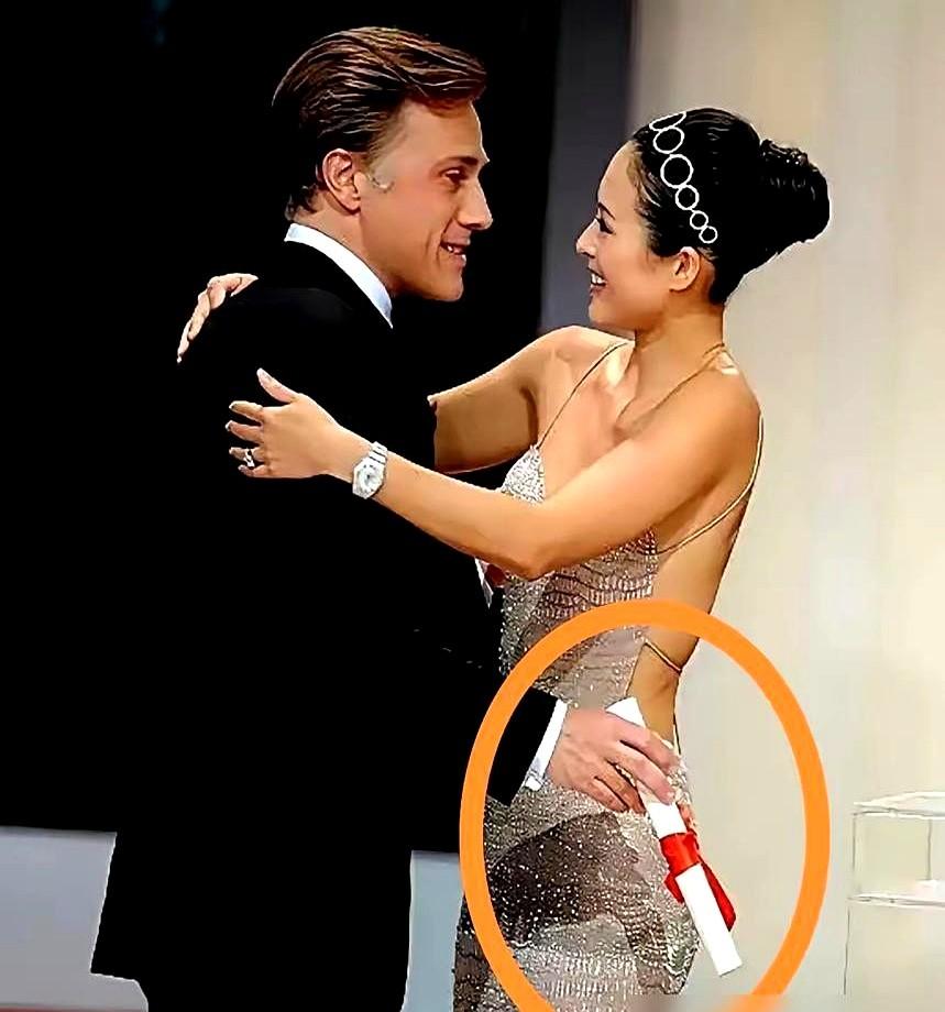 章子怡这回，真遇到高手了。

前阵子国际红毯，她穿露背高定，主动上前拥抱一位外国