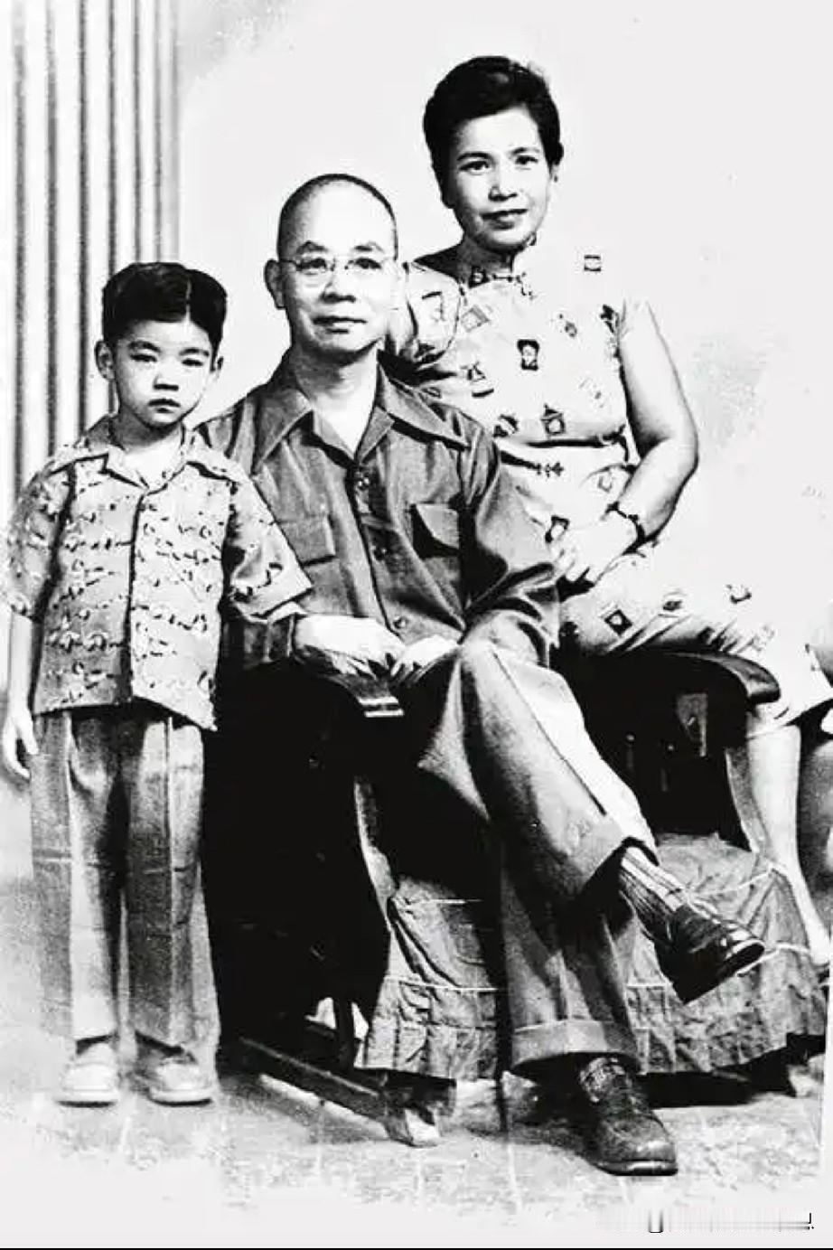 《沉默的荣耀》不仅仅是一个关于将军的成长故事，更是一个充满人性光辉的故事。

 
