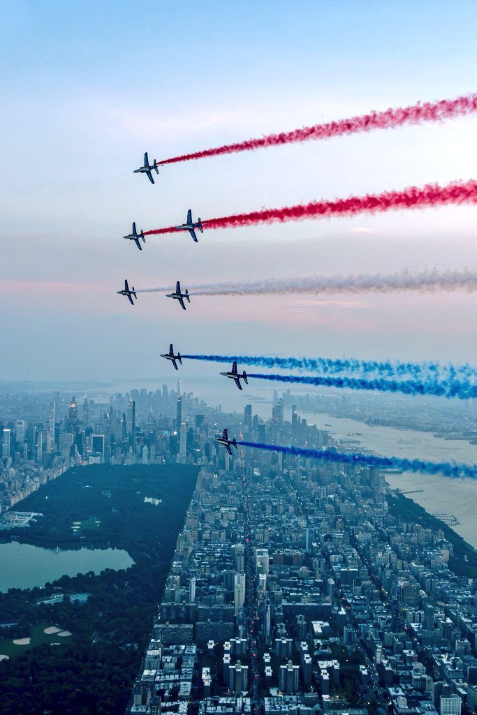 2026年7月1日，纽约市。暮色中闪耀着蓝色、白色和红色。250年的共同历史法国
