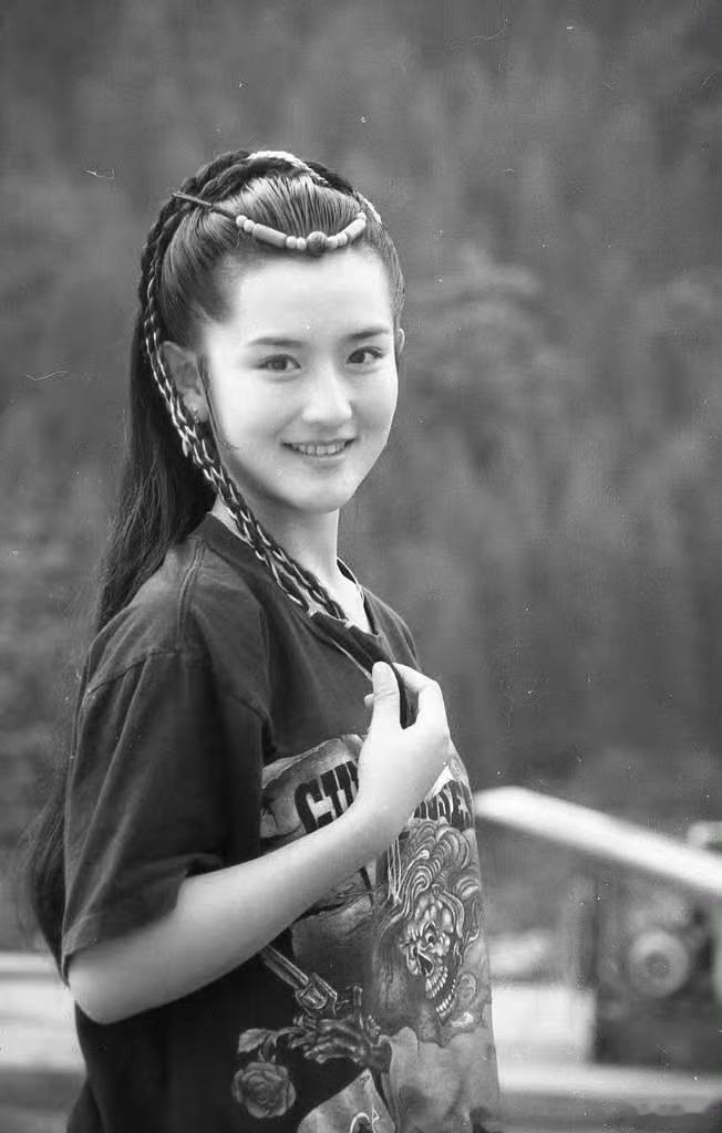 谢娜上大学时候的照片好青涩啊[好喜欢]看图片好有穿越的感觉[doge] 