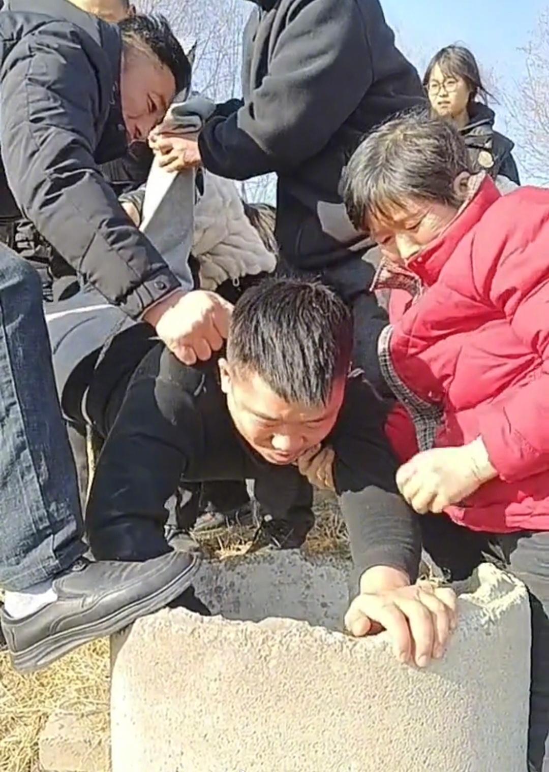 【5岁女童逛游乐场走散坠入路边深井，男子倒挂入井拉绳索救人】男子倒挂入井救出5岁