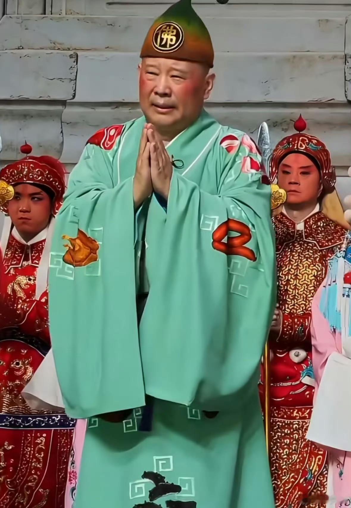 郭德纲武汉商演一事引发不小争议，现场即兴改动经典红歌《弹起我心爱的土琵琶》用作喜