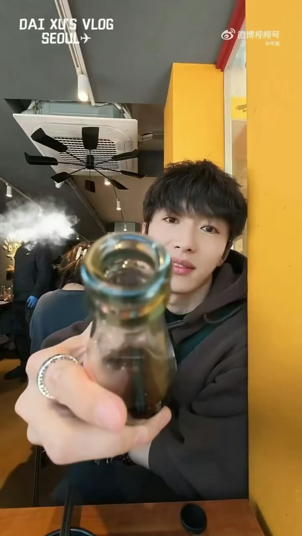代旭 到底谁吃鲱鱼罐头 这段花絮比正片还好笑。正片里他在认真吃饭，花絮里他在认真