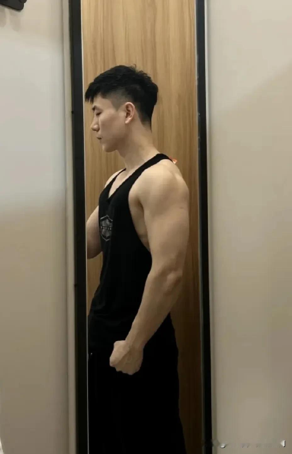 北方的男人，是行走的荷尔蒙，魅力四射，男人味十足哦。
小哥哥，每天坚持锻炼，是一