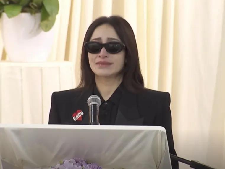 萧亚轩，彻底崩溃了！

7月31日，萧亚轩一身黑色西装，低调现身李玟的追悼会现场