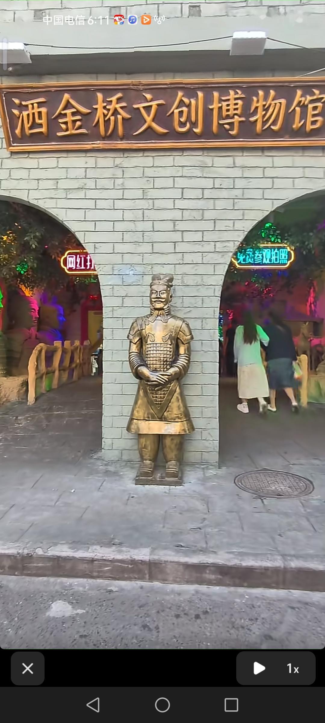 西安洒金桥文创街区。这里就像个宝藏文创博物馆，还有布偶兵马俑，每一样都超有趣。