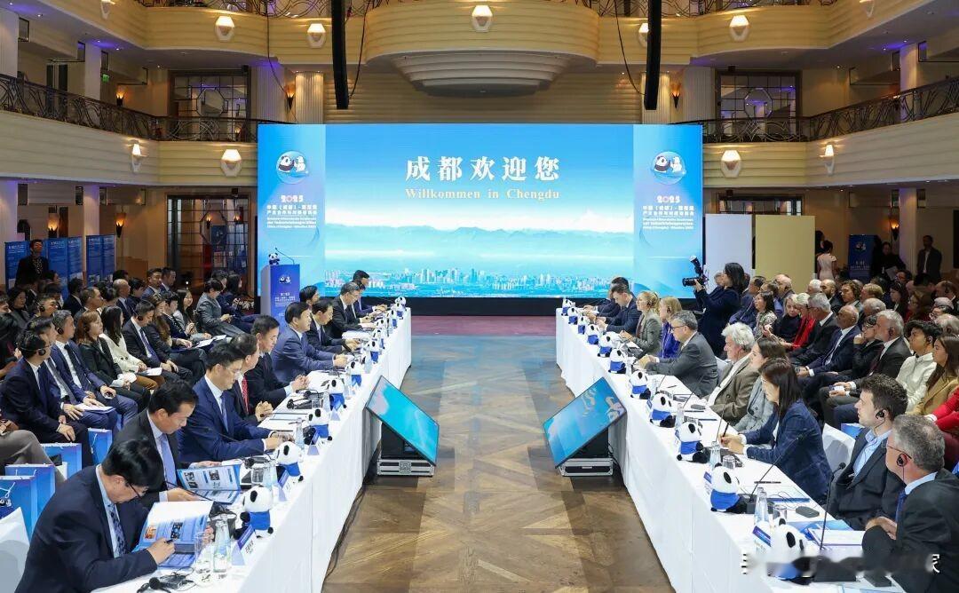 不要在四川盆地里斗！有能耐去国外，成都去德国招商引资200多亿，东部新区、蒲江和