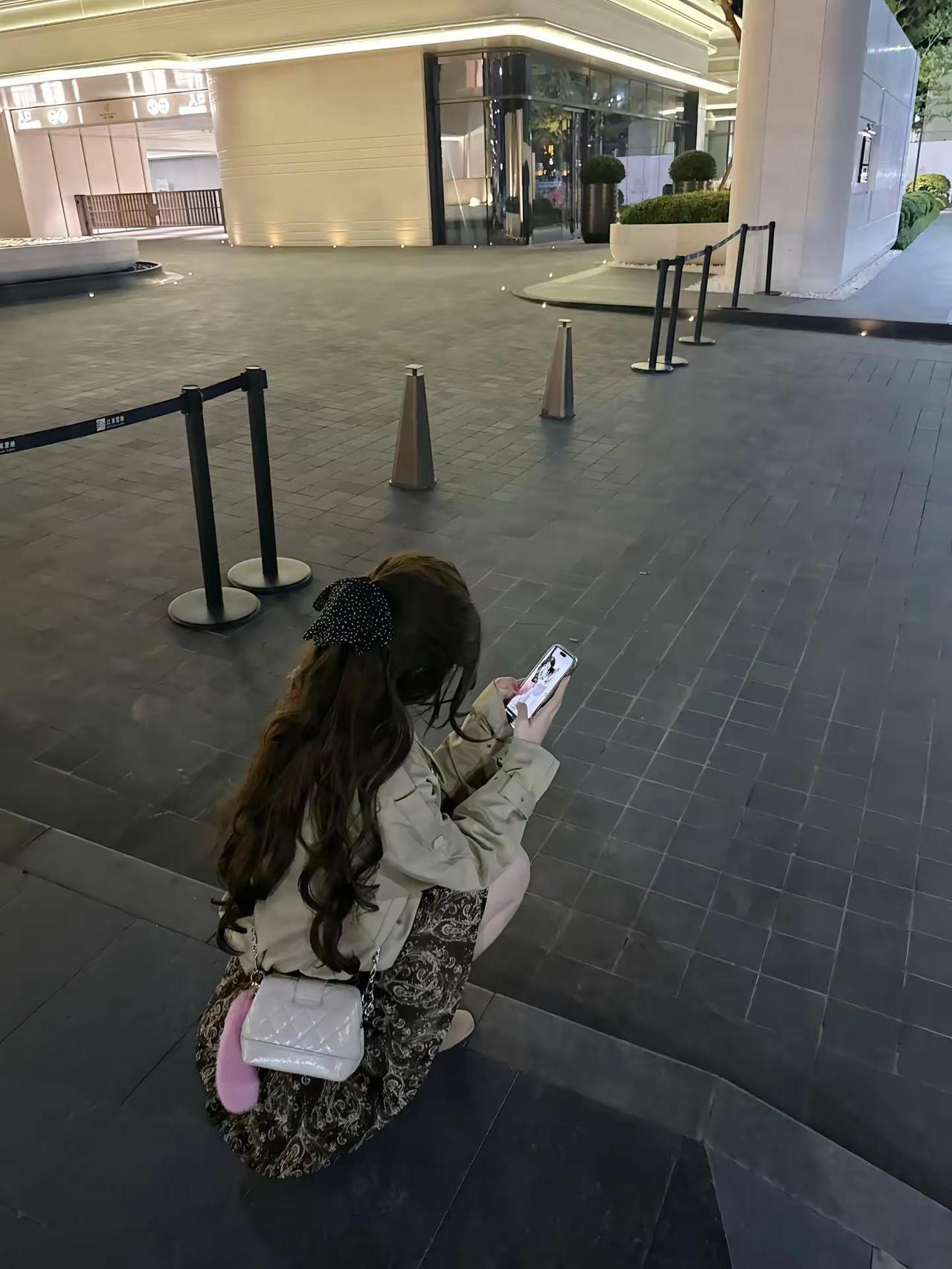我气虚总喜欢蹲在地上 在街边 在室内 我希望直到有天我又蹲下 抬头看见的不再是天