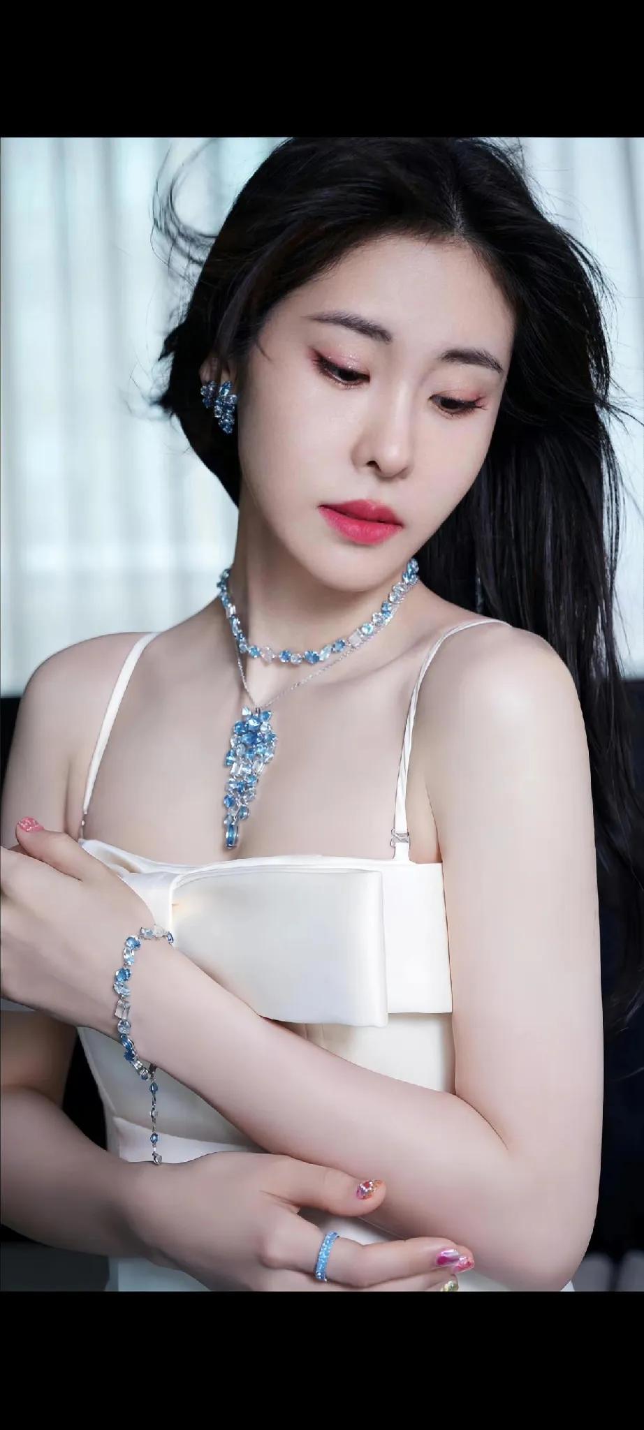 张碧晨, 美如仙女下凡间，一颦一笑动人心弦。