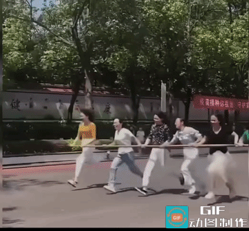 这个团体比赛，关键是要看一左一右、一前一后的发挥。
视频中，穿黄衣的女子和穷绿衣